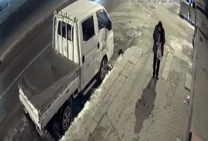 Sokak hayvanlarının mamasını çalan şahıs güvenlik kameralarına yansıdı