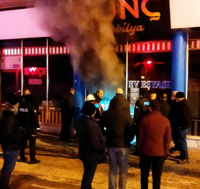 Yangına müdahale eden itfaiye eri dumandan etkilendi