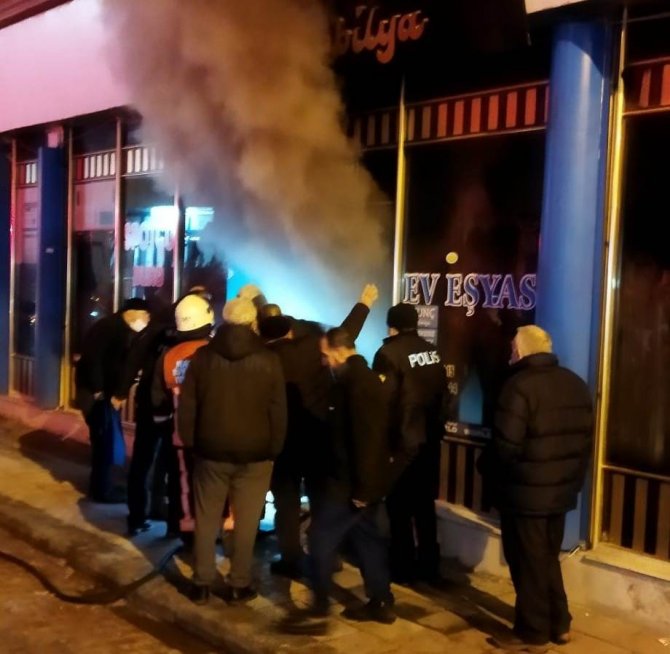 Yangına müdahale eden itfaiye eri dumandan etkilendi