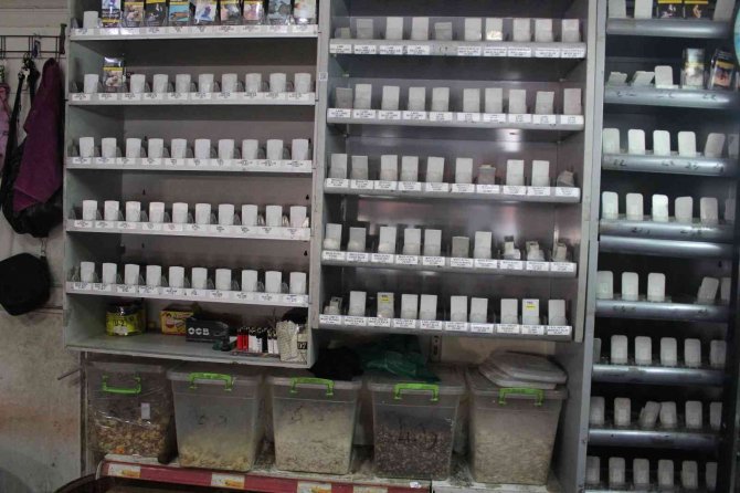 8 dakikada 25 bin liralık sigarayı böyle çaldı