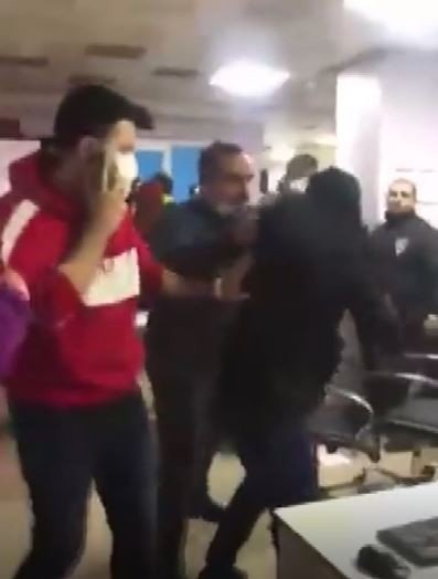 “Ambulans niye gecikti” deyip güvenlik görevlilerini böyle darp ettiler