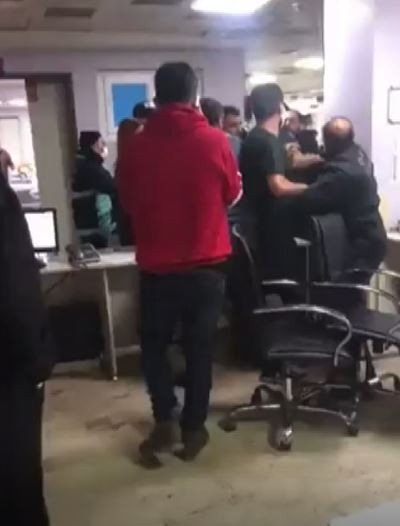 “Ambulans niye gecikti” deyip güvenlik görevlilerini böyle darp ettiler