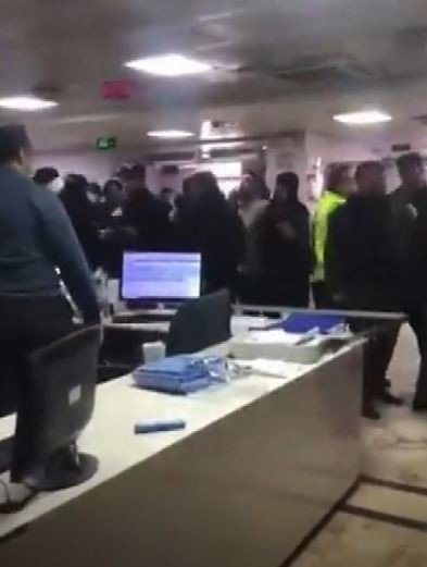 “Ambulans niye gecikti” deyip güvenlik görevlilerini böyle darp ettiler