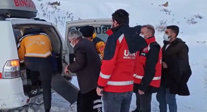 Bingöl’de UMKE karlı yolları aştı, vatandaşı hastaneye ulaştırdı