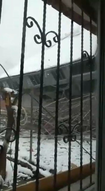 Bursa’da 4 katlı kaçak binanın yıkılma anı kameralara yansıdı