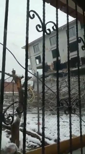 Bursa’da 4 katlı kaçak binanın yıkılma anı kameralara yansıdı