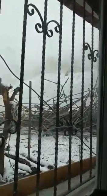 Bursa’da 4 katlı kaçak binanın yıkılma anı kameralara yansıdı