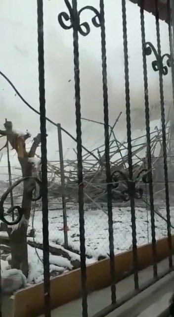 Bursa’da 4 katlı kaçak binanın yıkılma anı kameralara yansıdı