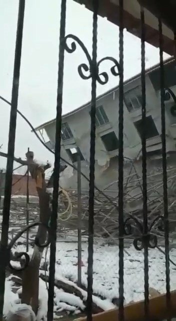 Bursa’da 4 katlı kaçak binanın yıkılma anı kameralara yansıdı