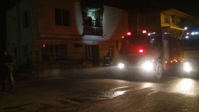 Ekmek almak için dışarı çıkan işitme engelli adamın evi, yangında küle döndü