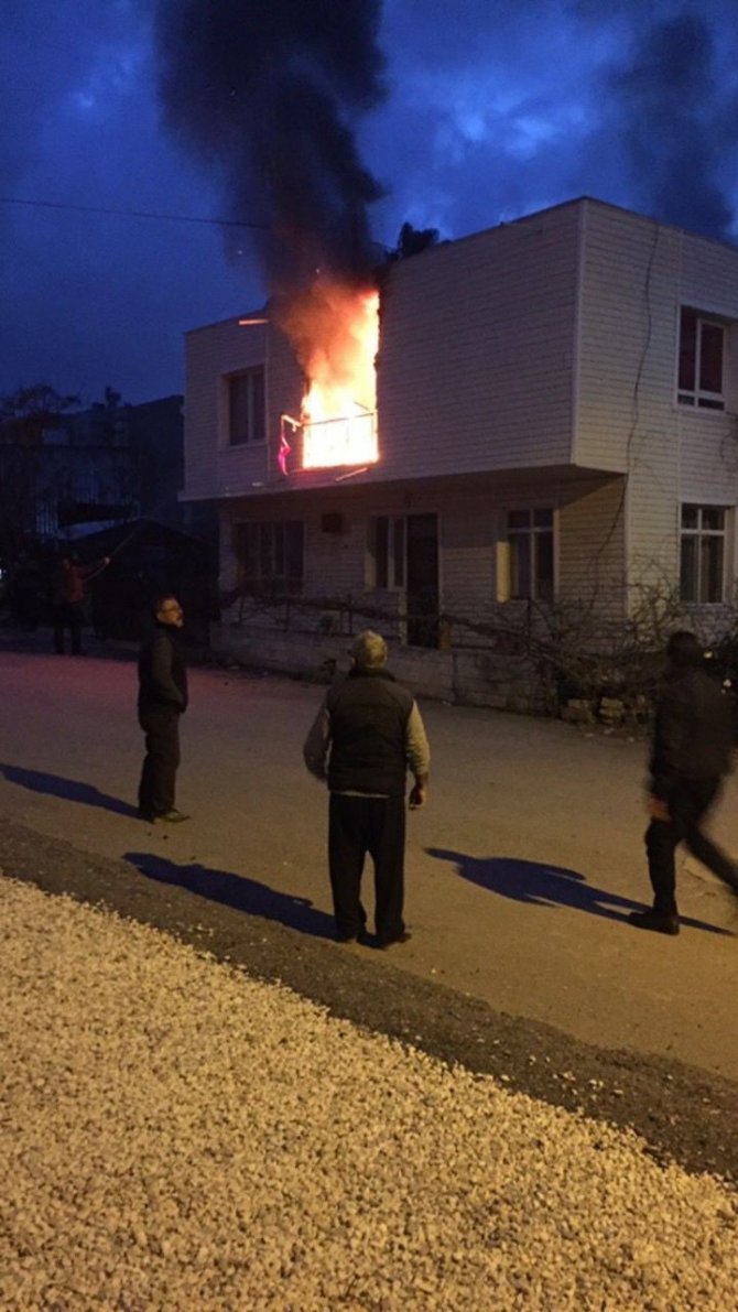 Ekmek almak için dışarı çıkan işitme engelli adamın evi, yangında küle döndü