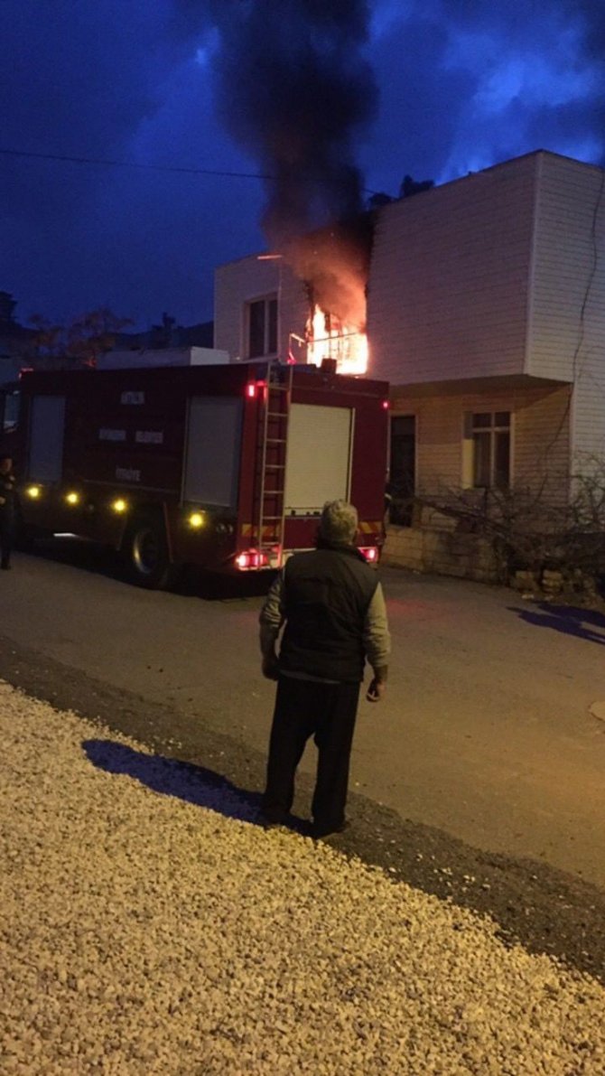 Ekmek almak için dışarı çıkan işitme engelli adamın evi, yangında küle döndü