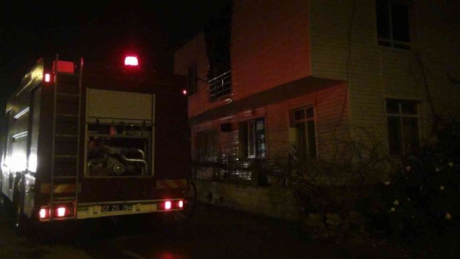 Ekmek almak için dışarı çıkan işitme engelli adamın evi, yangında küle döndü