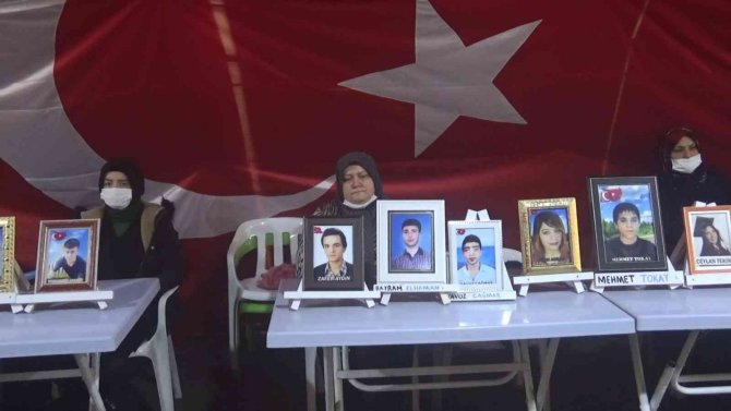 Evlat nöbetindeki anne Sevdet Demir: “Kendi rızan ile gelmezsen hakkımı helal etmiyorum”