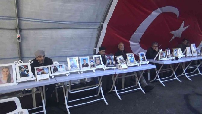 Evlat nöbetindeki anne Sevdet Demir: “Kendi rızan ile gelmezsen hakkımı helal etmiyorum”