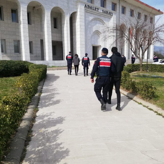 Hırsızlık şüphelileri jandarmadan kaçamadı