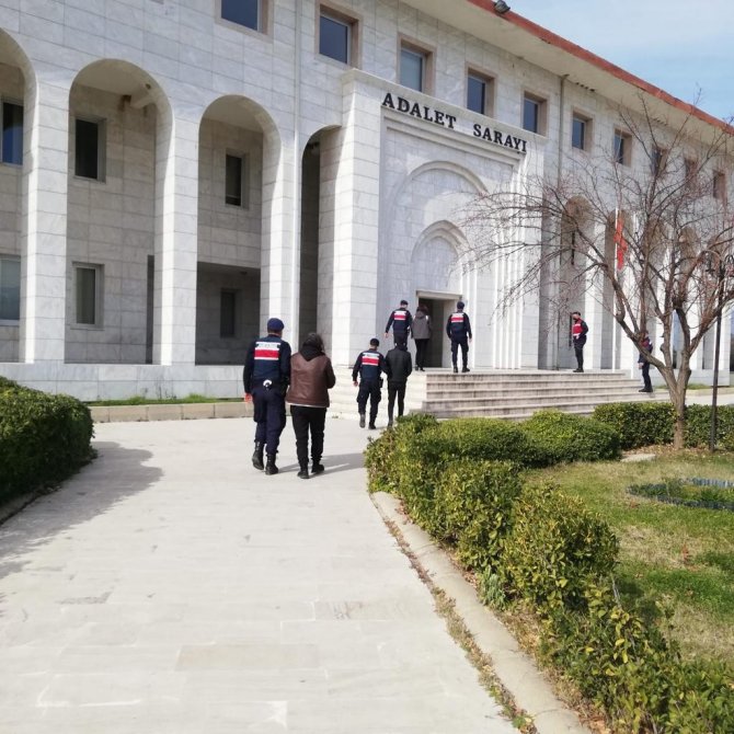 Hırsızlık şüphelileri jandarmadan kaçamadı