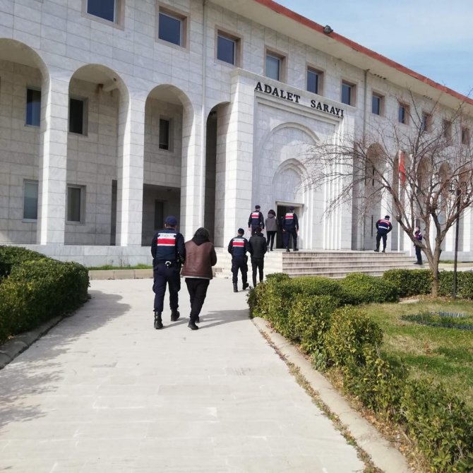 Hırsızlık şüphelileri jandarmadan kaçamadı