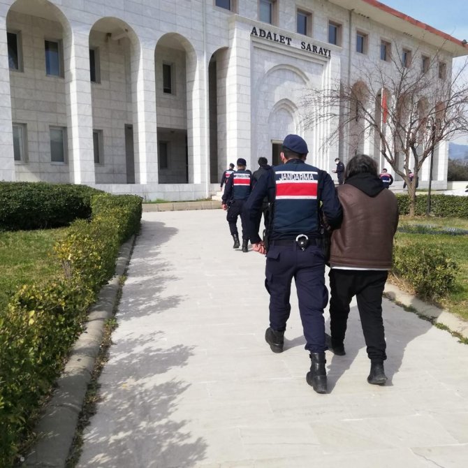 Hırsızlık şüphelileri jandarmadan kaçamadı