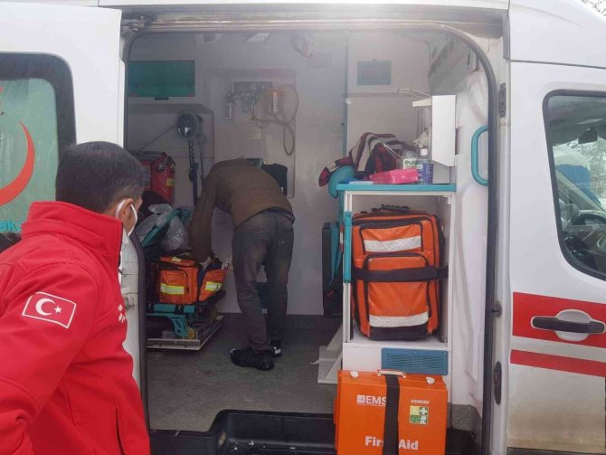 Kar yolları kapattı, 2 hasta ekiplerce kurtarıldı