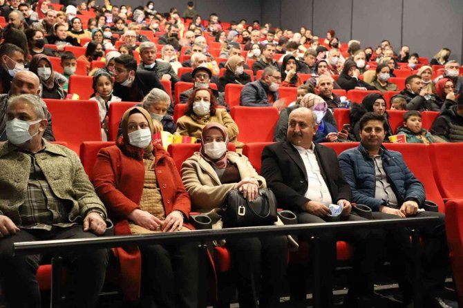 Karla mücadelenin kahramanları ’Kesişme; İyi ki Varsın Eren’ filmini izledi