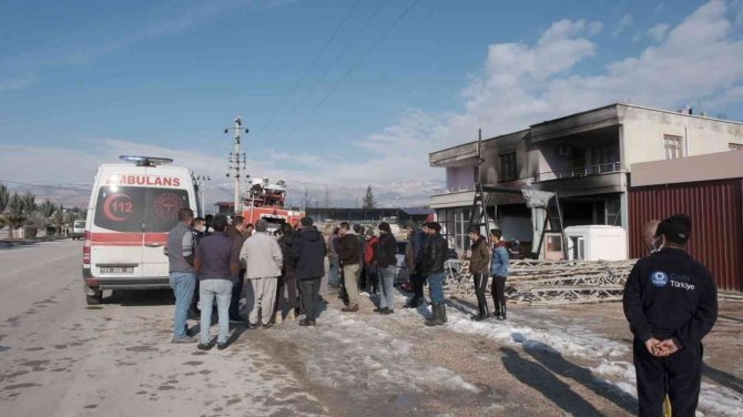 Oto tamircisinde LPG’li araç patladı, iş yeri alevler içinde kaldı