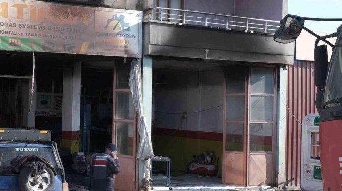 Oto tamircisinde LPG’li araç patladı, iş yeri alevler içinde kaldı