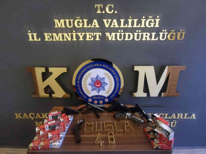 Ruhsatsız silahlar ele geçirildi
