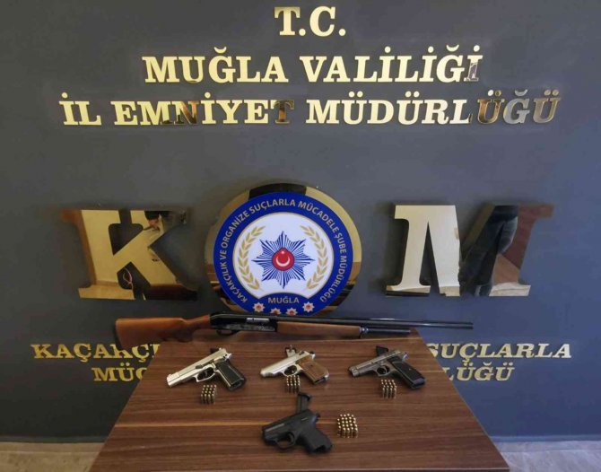 Ruhsatsız silahlar ele geçirildi