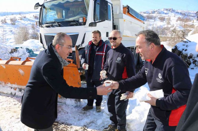 Usta ve Kavuş’tan kar ekiplerine sıcak çay ikramı