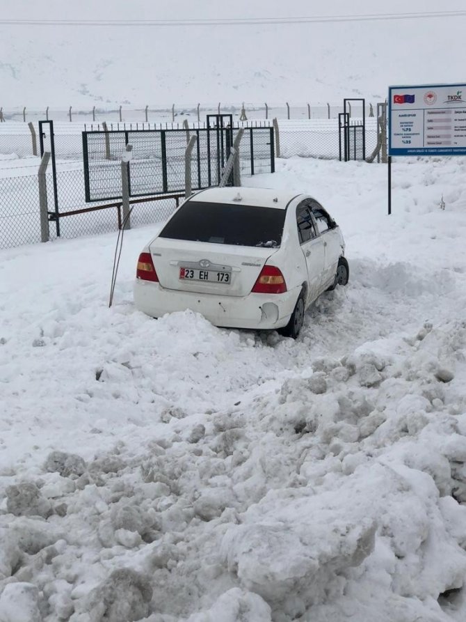 Yoldan çıkan otomobil kara saplandı: 3 yaralı