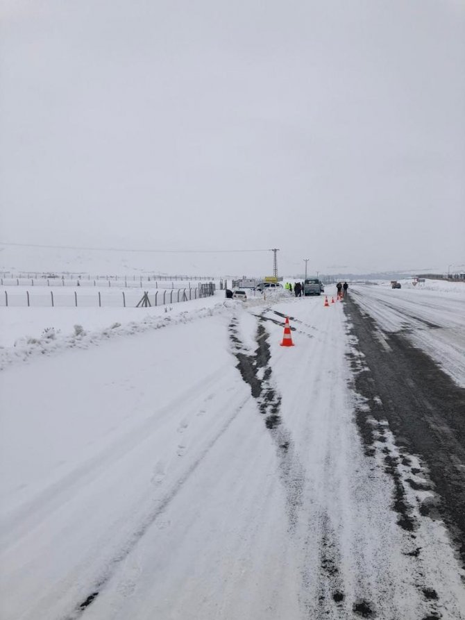 Yoldan çıkan otomobil kara saplandı: 3 yaralı