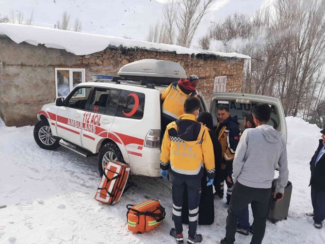 3 saatlik çalışmayla yol açıldı, hamile kadın hastaneye ulaştırıldı