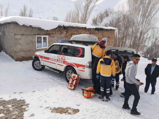 3 saatlik çalışmayla yol açıldı, hamile kadın hastaneye ulaştırıldı