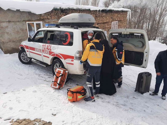 3 saatlik çalışmayla yol açıldı, hamile kadın hastaneye ulaştırıldı
