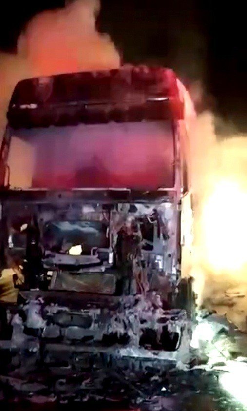 Alev alev yanan tırdan geriye demir yığını kaldı