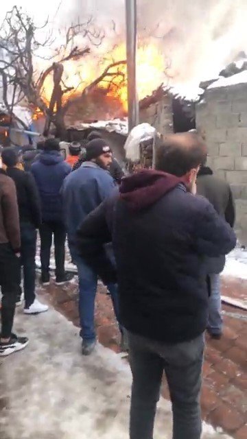 Alevlerin yükseldiği 2 ev küle döndü