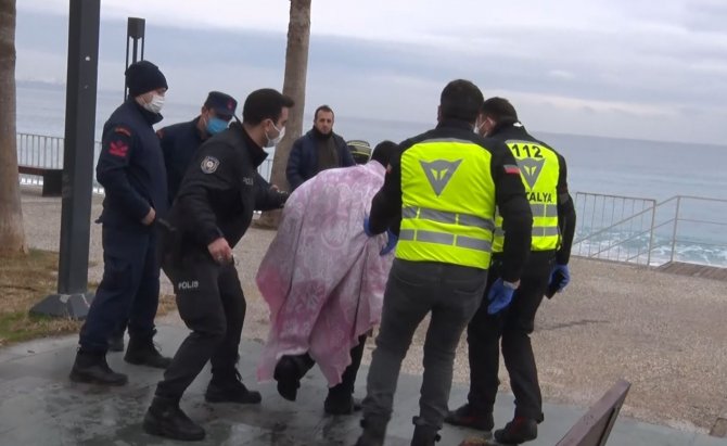 Antalya’da polisin denize girip, kurtarılınca kafasını yere vuran alkollü şahısla imtihanı