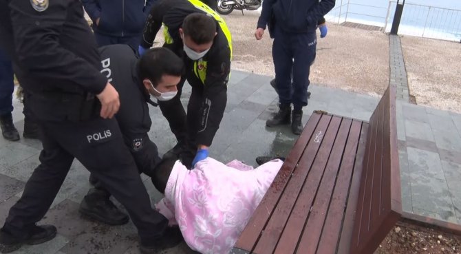 Antalya’da polisin denize girip, kurtarılınca kafasını yere vuran alkollü şahısla imtihanı