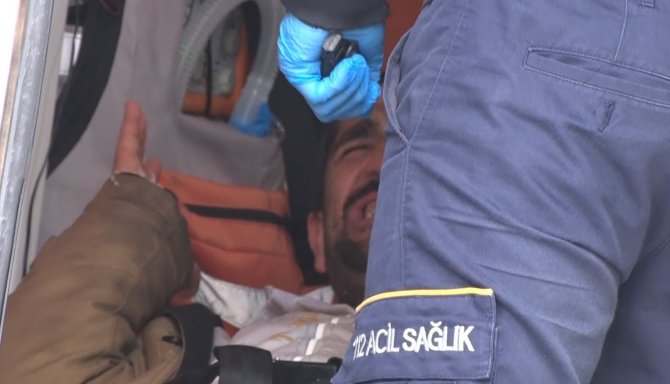 Antalya’da polisin denize girip, kurtarılınca kafasını yere vuran alkollü şahısla imtihanı