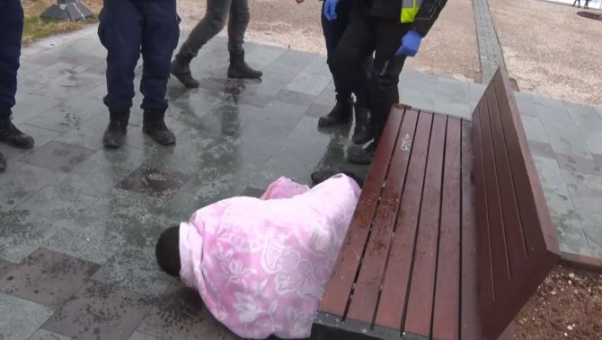 Antalya’da polisin denize girip, kurtarılınca kafasını yere vuran alkollü şahısla imtihanı