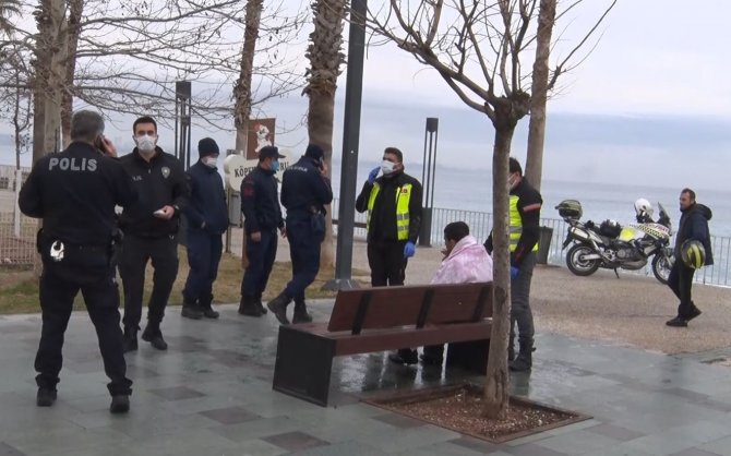 Antalya’da polisin denize girip, kurtarılınca kafasını yere vuran alkollü şahısla imtihanı