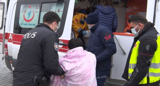 Antalya’da polisin denize girip, kurtarılınca kafasını yere vuran alkollü şahısla imtihanı