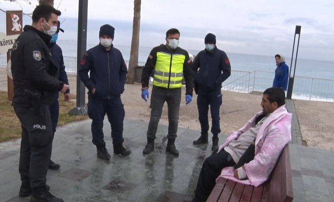 Antalya’da polisin denize girip, kurtarılınca kafasını yere vuran alkollü şahısla imtihanı