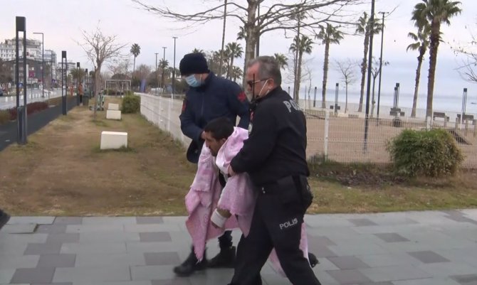 Antalya’da polisin denize girip, kurtarılınca kafasını yere vuran alkollü şahısla imtihanı