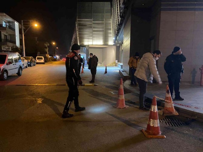 AVM önünde silahlı kavga: 2 yaralı