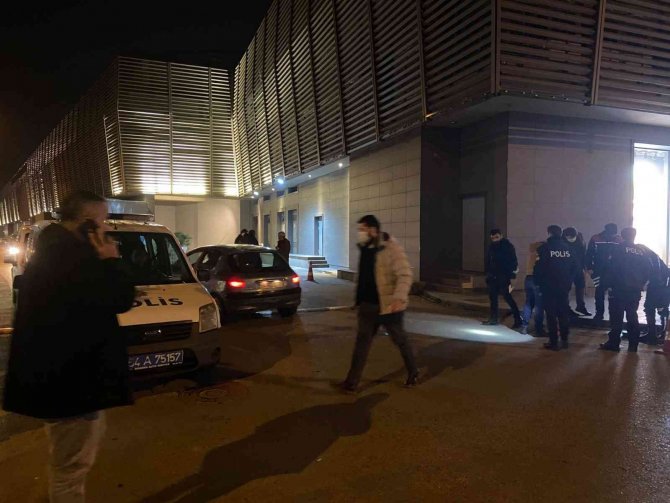 AVM önünde silahlı kavga: 2 yaralı