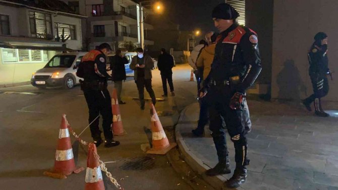 AVM önünde silahlı kavga: 2 yaralı