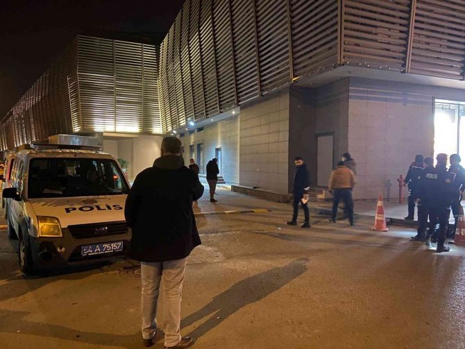 AVM önünde silahlı kavga: 2 yaralı