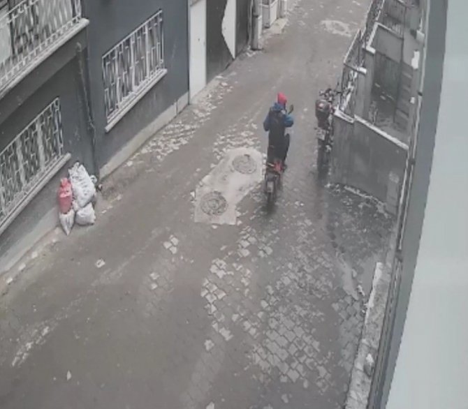 Ayakkabı hırsızları mahalleyi canından bezdirdi